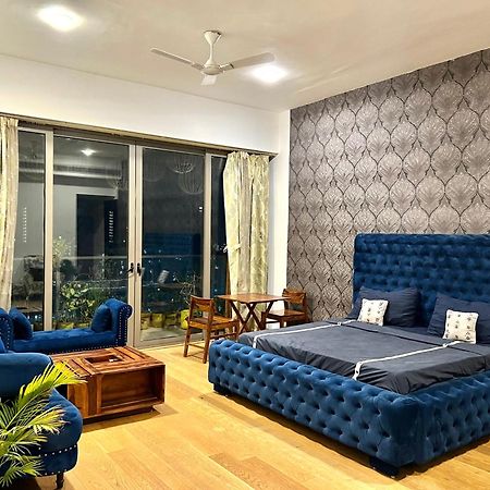 Luxury Master Bedroom With Bathtub N Private Entry Гургаон Экстерьер фото