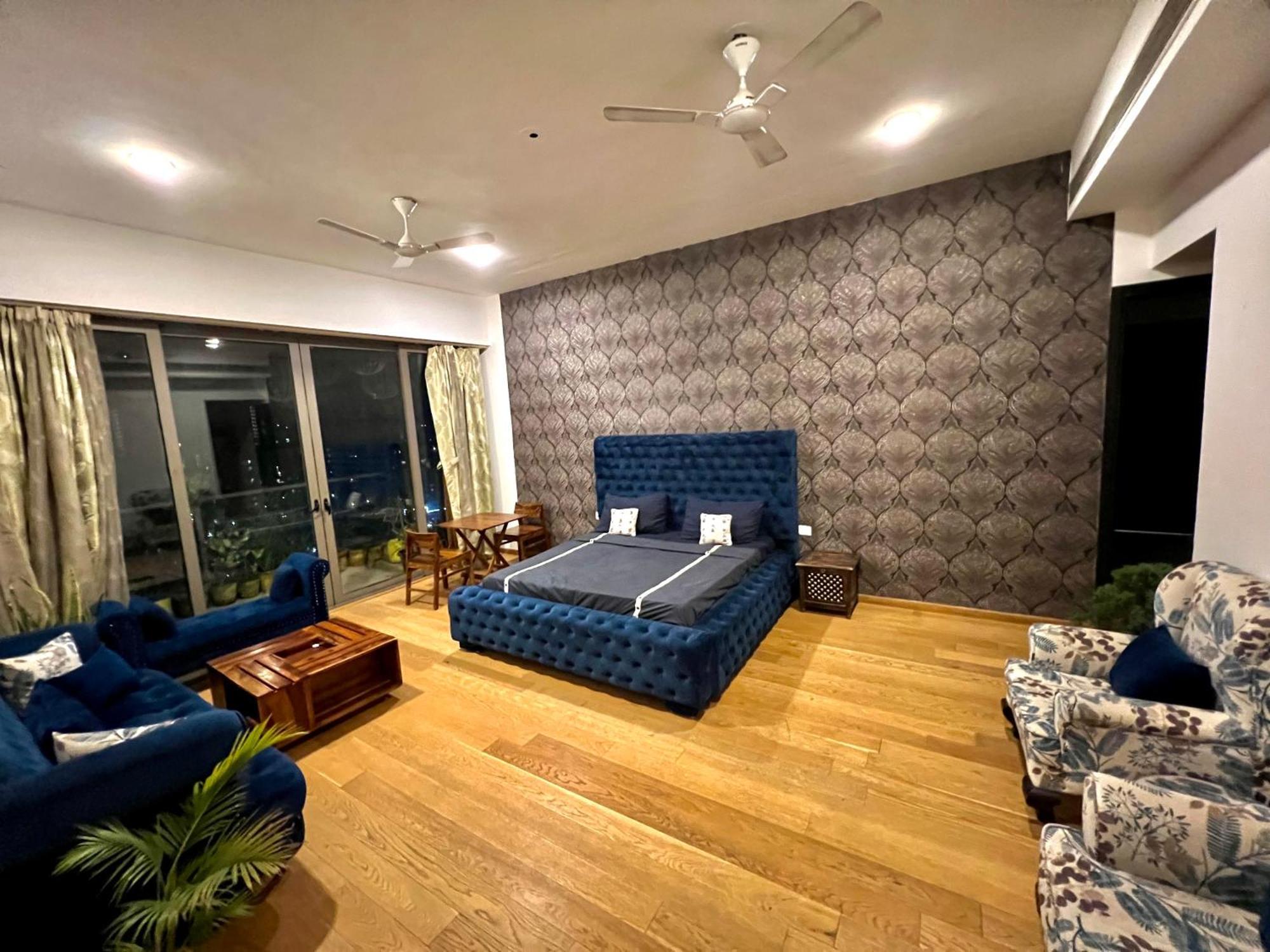 Luxury Master Bedroom With Bathtub N Private Entry Гургаон Экстерьер фото